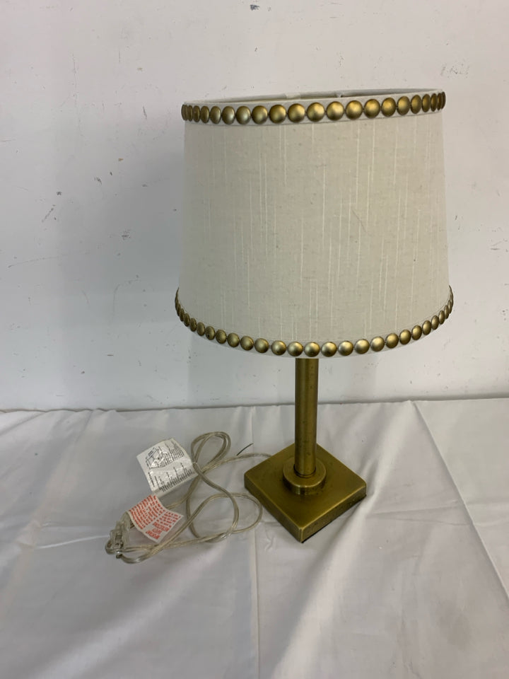 BRASS BASE W CREAM SHADE LAMP.