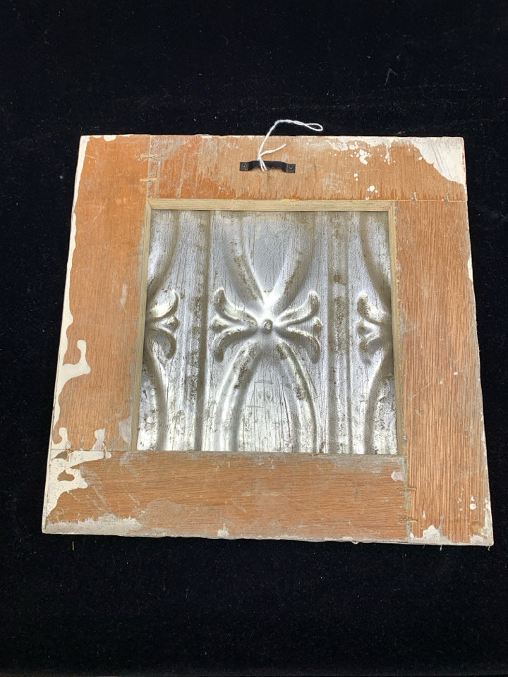 METAL WOOD CREAM DISTRESSED WALL HANGING.