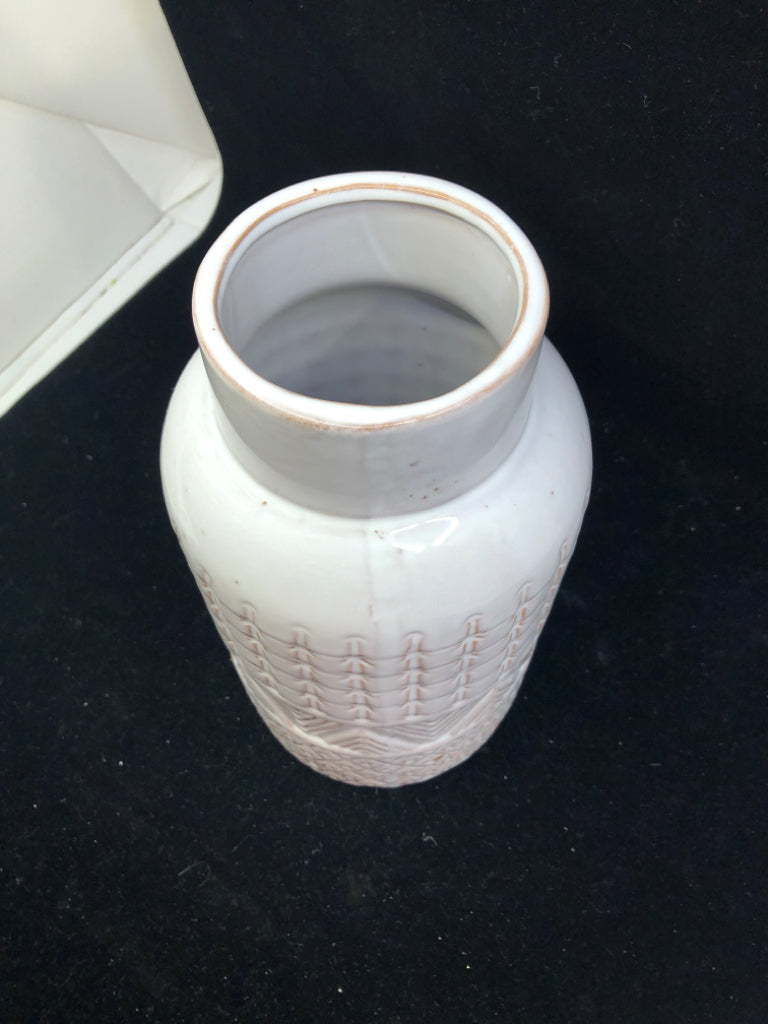 WHITE TEXTURED VASE.