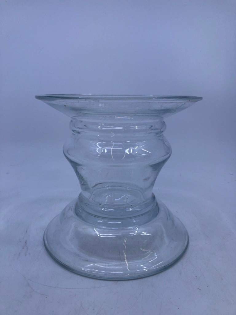 FOOTED CLEAR GLASS PILLAR CANDLE HOLDER.