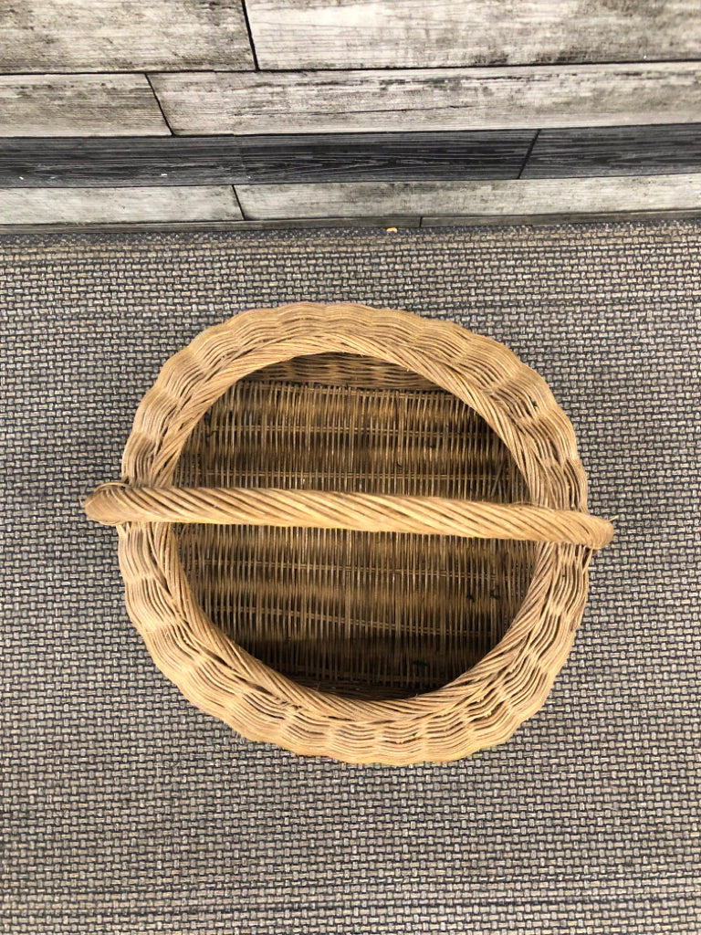 LARGE WOVEN SQUARE BOTTOM BASKET W HANDLE.