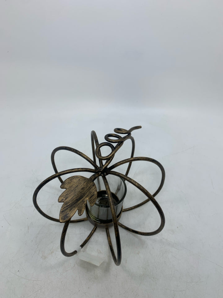 METAL PUMPKIN VOTIVE HOLDER.