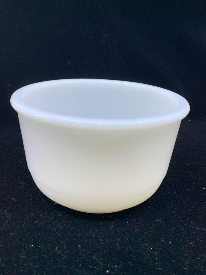 VTG WHITE MILK GLASS MIXING BOWL.