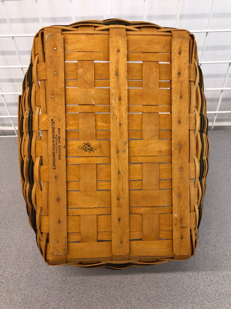 1998 TRADITIONS GREEN WOVEN HOSPITALITY BASKET.