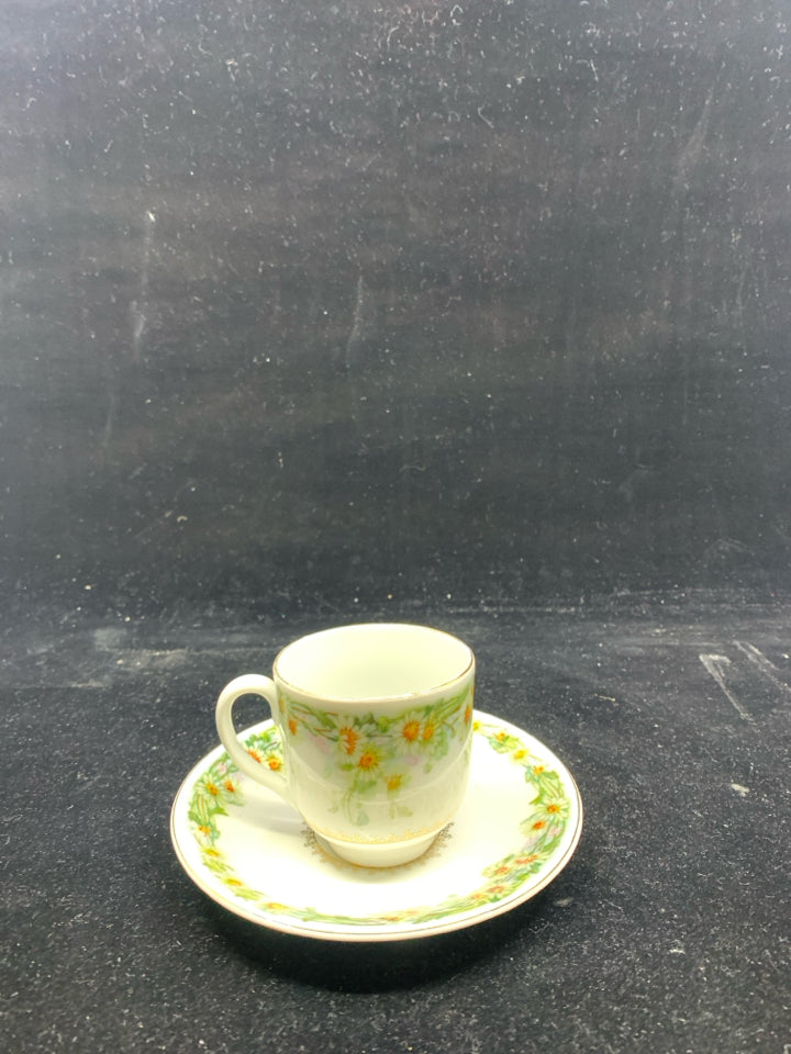 VTG DEMITASSE TEA CUP/SAUCER DAISY DESIGN.