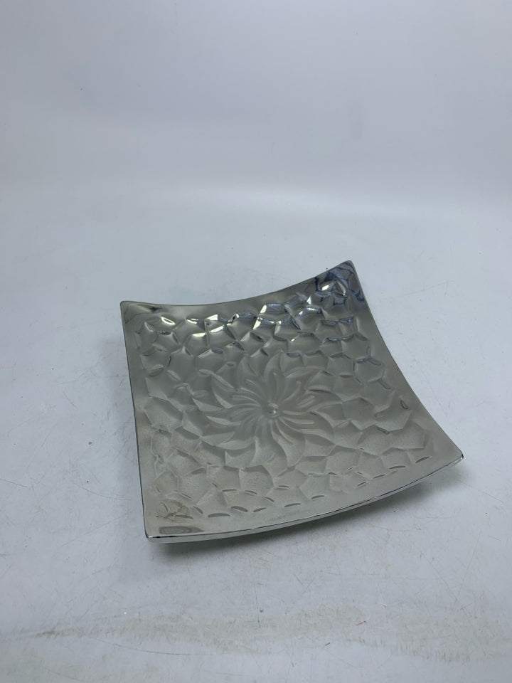 LIFTED EDGES METAL ISAAC MIZRAHI TEXTURED SQUARE BOWL.