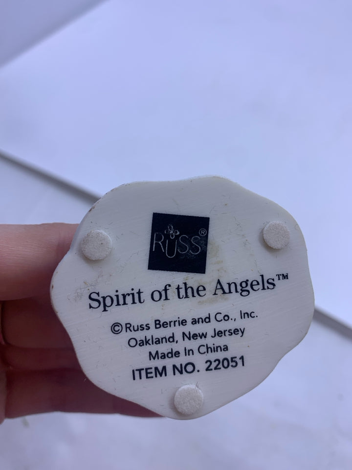 ANGEL BOBBLE HOLDING A HEART BALLOON.