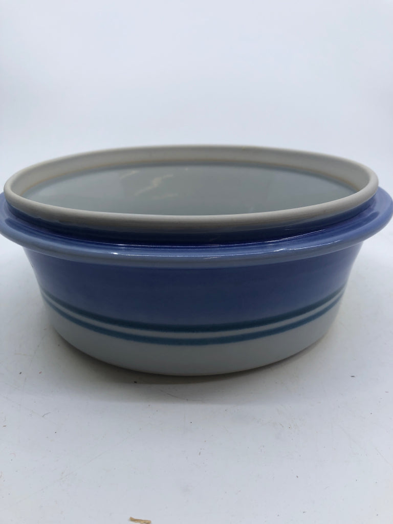 BLUE HEAVY POTTERY CIRCLE CASSEROLE DISH W/ LID BLUE FLOWER DETAIL.