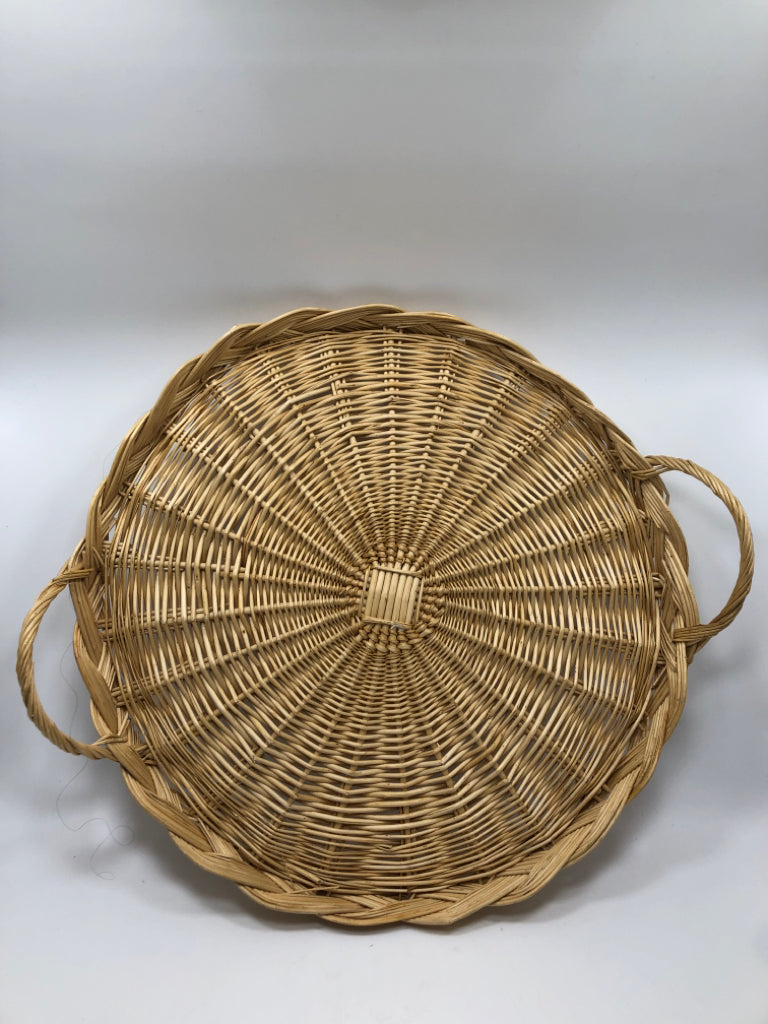 WOVEN WICKER TRAY W/HANDLES.