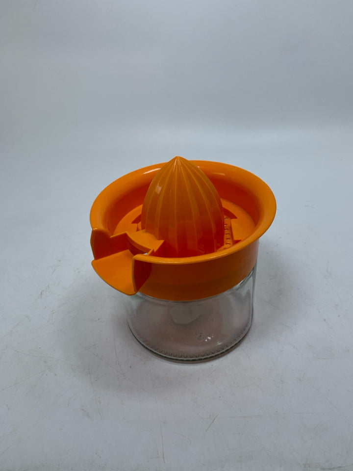 PLASTIC/GLASS CITRUS JUICER.