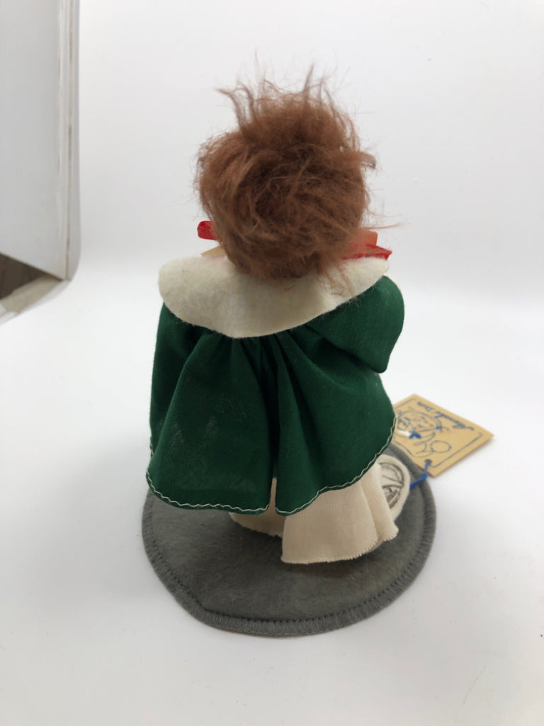 SM ANNALEE CHRISTMAS CAROLER.