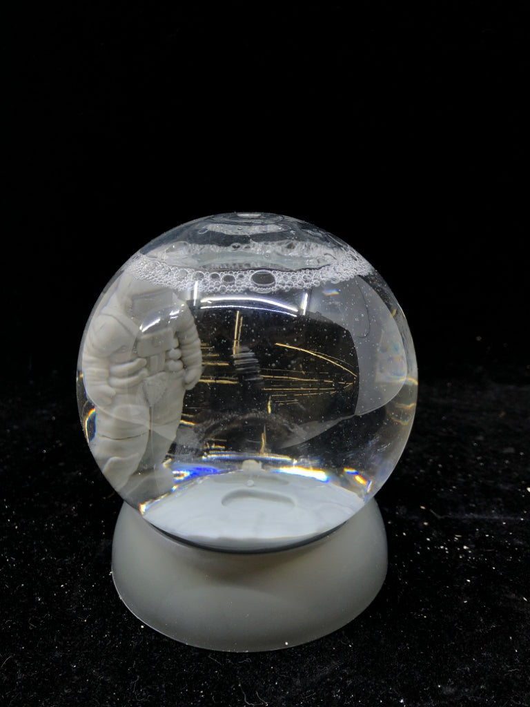 PLASTIC SNOW GLOBE W/ GREY ASTRONAUT.