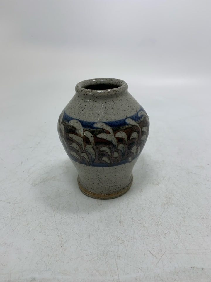 GREY SPECKLED BUD VASE W/ BROWN DETAILS.