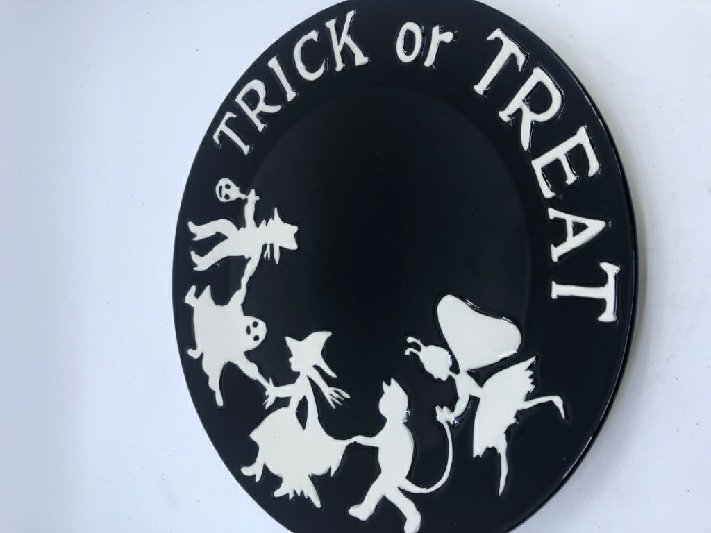 LARGE BLACK AND WHITE TRICK OR TREAT SERVING PLATE.