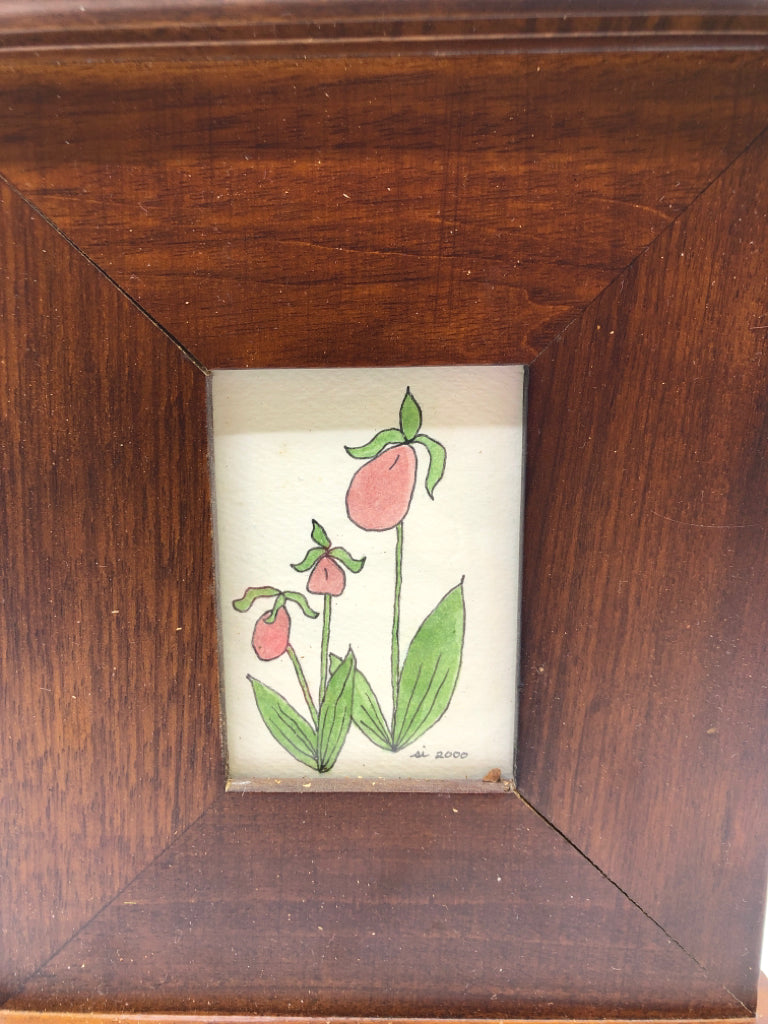 DARK WOOD STANDING FRAME W/ 3 PINK FLOWERS.