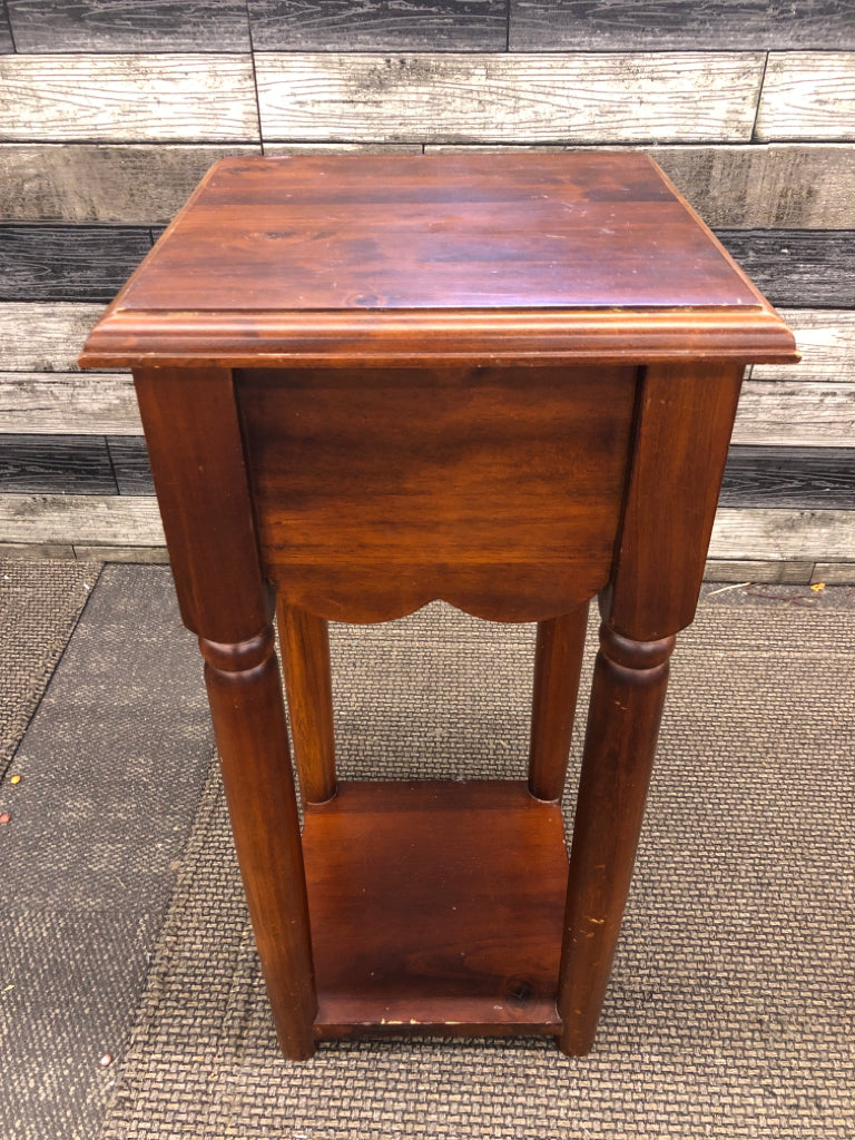 LIGHT BROWN SIDE TABLE W/DRAWER.