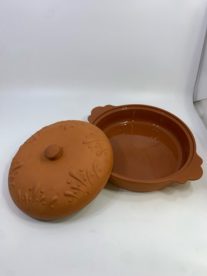 ROUND TERRA COTTA CLAY BAKING DISH W/LID AND HANDLES.