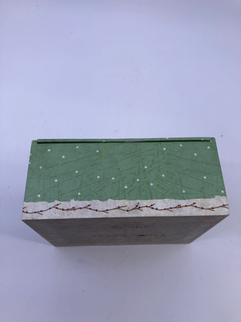 POLAR BEAR W/ CARDINALS GIFT BOX.