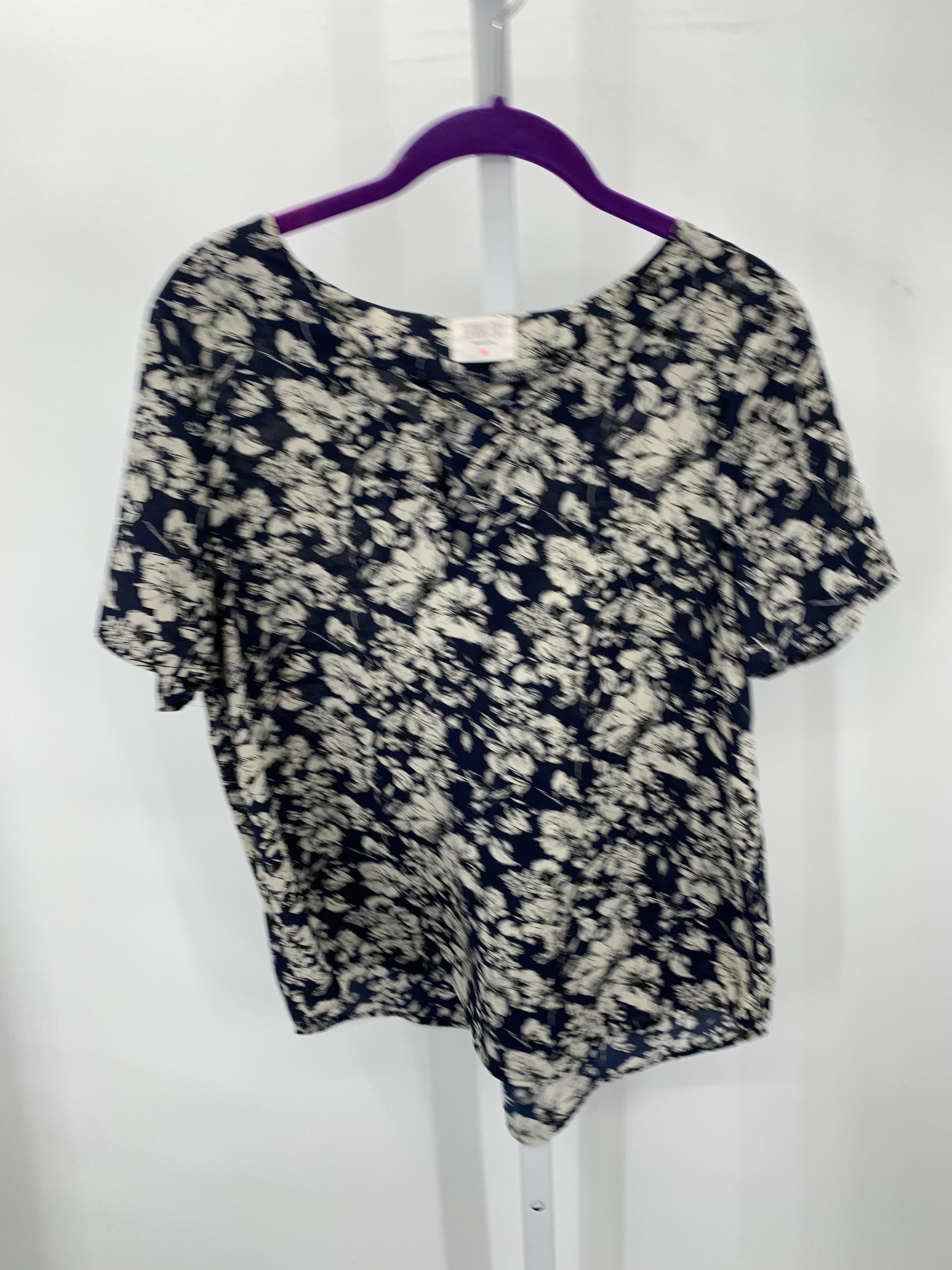 Size Medium Juniors Short Sleeve Shirt