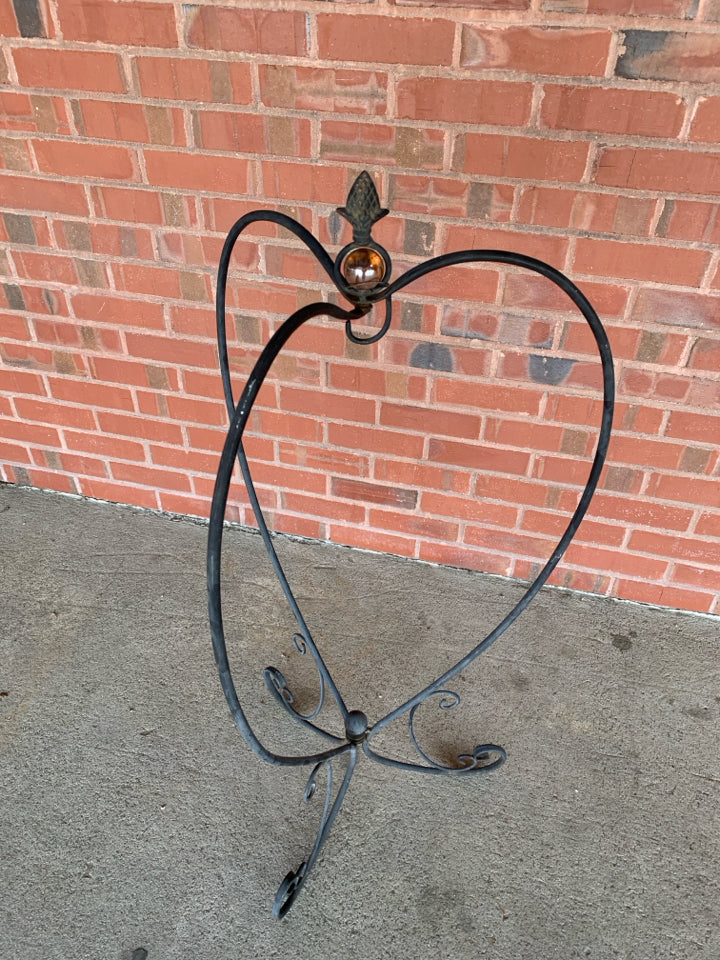 HEART-SHAPED BALANCING PLANT STAND W/GLASS GEM.