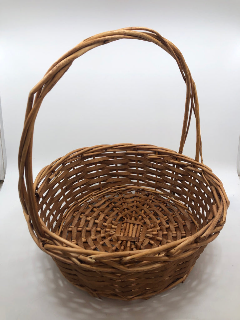 ROUND WOVEN BASKET W/HANDLE.