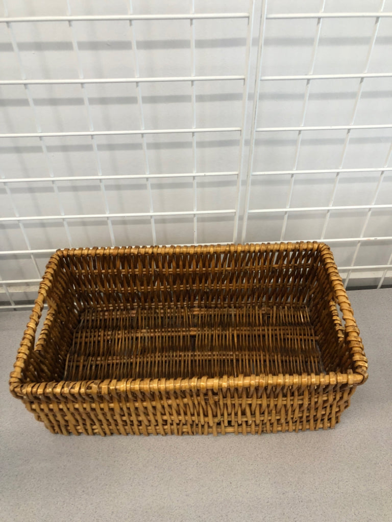 RECTANGLE WICKER BASKET W/HANDLES.