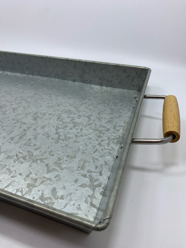 GREY GALVANIZED TRAY W/WOODEN HANDLES.