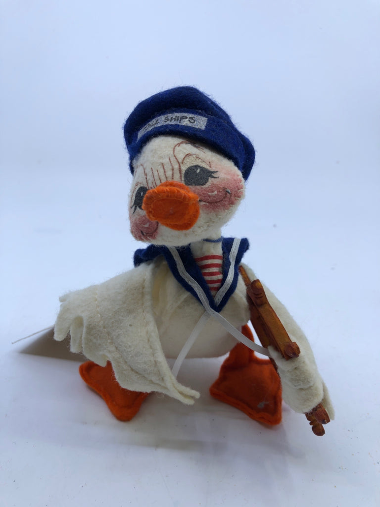 ANNA LEE DUCK HOLDING WHEEL.
