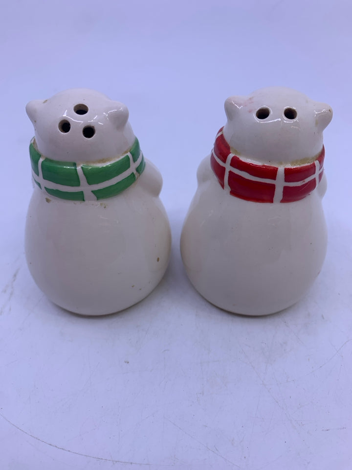 POLAR BEAR HOLDING GIFTS SALT AND PEPPER SHAKERS.