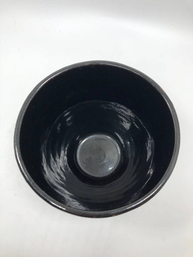 BLACK RIBBED TERRA COTTA PLANTER.