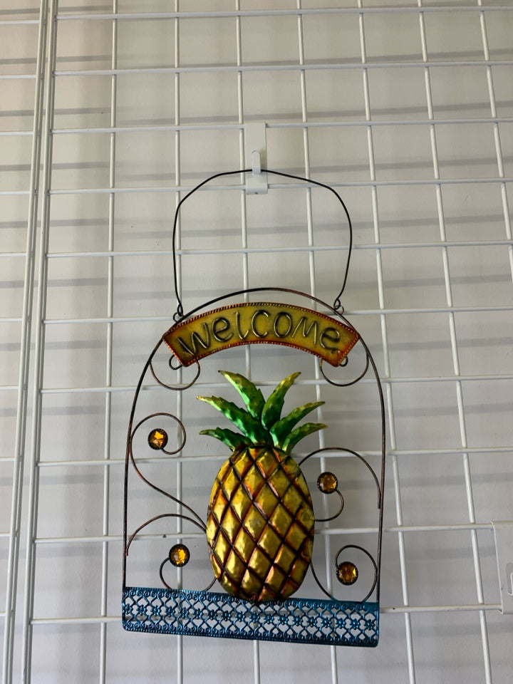 METAL WIRE PINEAPPLE HANGING WELCOME SIGN.