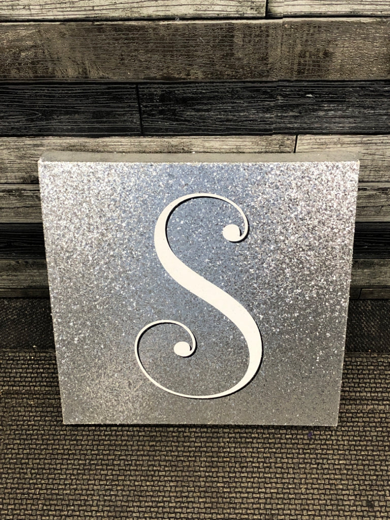GLITTER "S" CANVAS WALL ART.