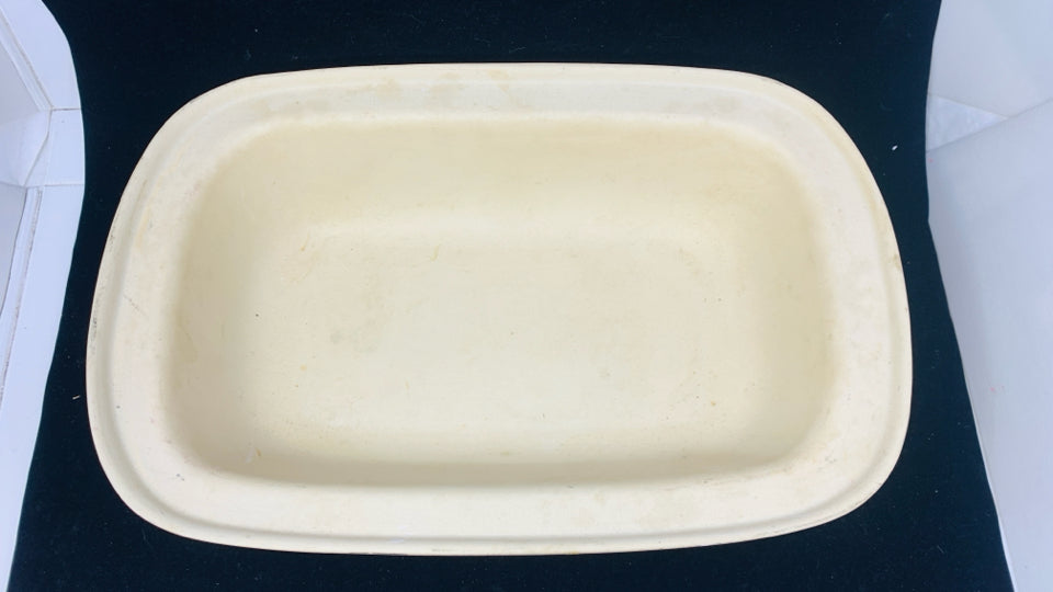 OVAL STONEWARE BAKING ROASTER DISH.