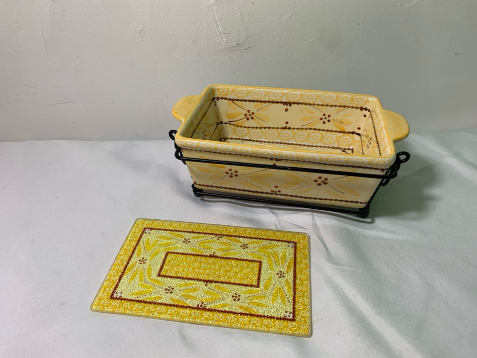 3 PC RECTANGLE BAKE WARE W/ TRIVET/ METAL STAND.