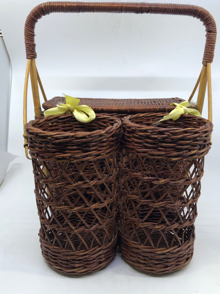 PICNIC WINE BASKET W/YELLOW RIBBONS.