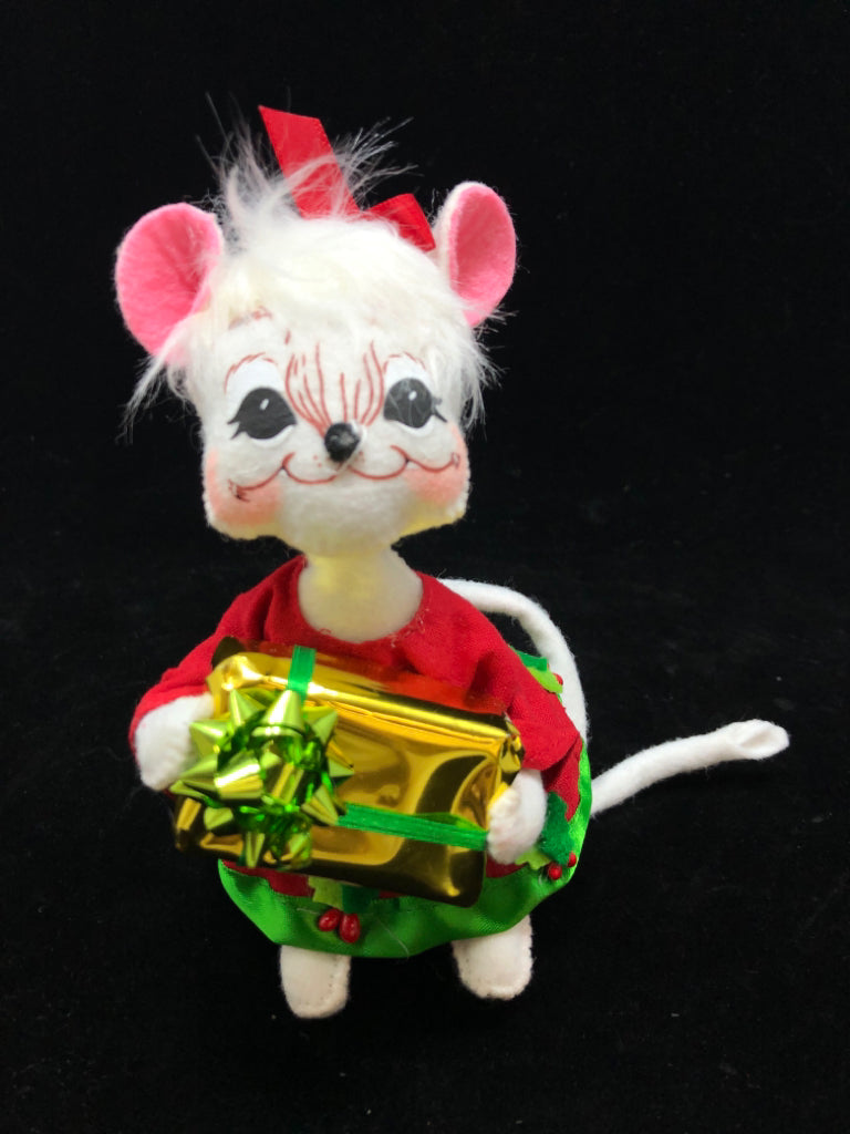 ANNALEE WHITE MOUSE GIRL HOLDING PRESENT 2015.