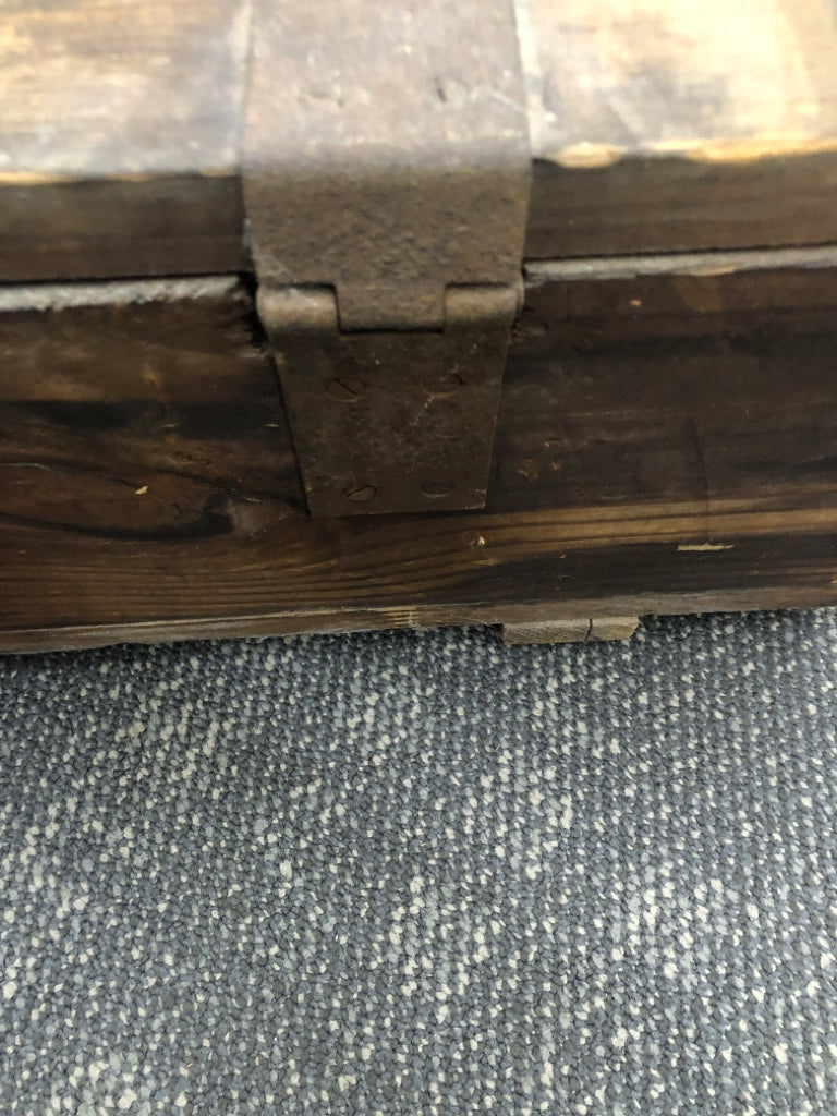 VTG LARGE WOOD STORAGE CRATE.
