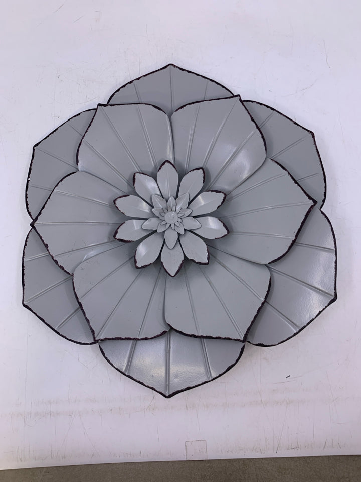 METAL FLOWER DISTRESSED EDGES.