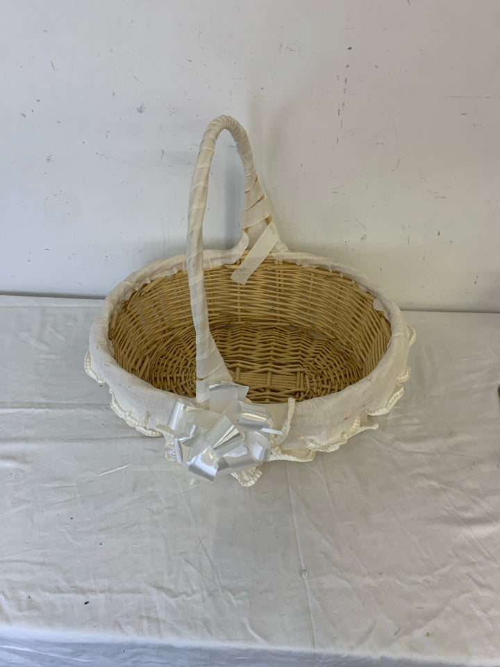 LARGE BLONDE BASKET W WHITE.