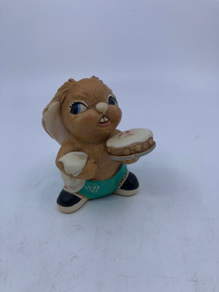 VTG PENDELFIN BUNNY SCOFFER W PIE.