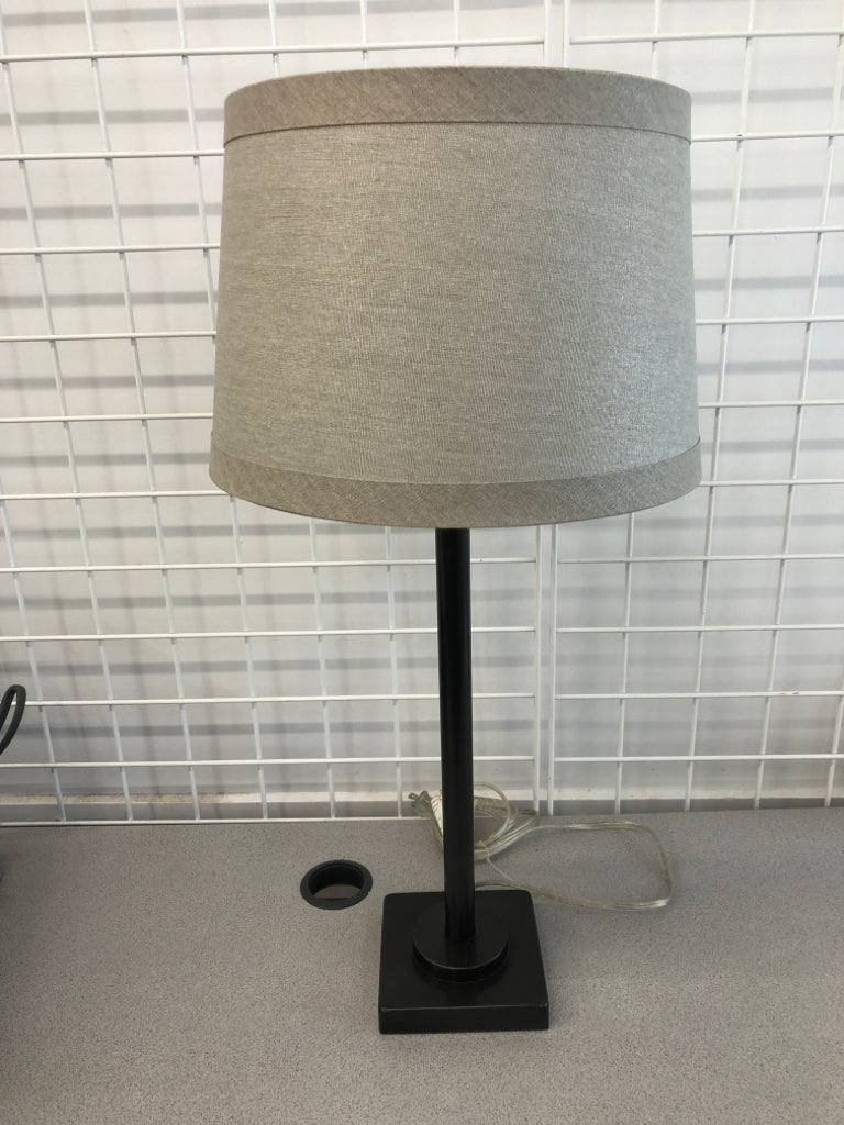 BLACK METAL LAMP W/GRAY SHADE.