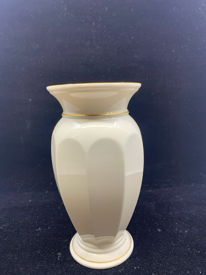 CREAM LENOX AURELIA VASE.