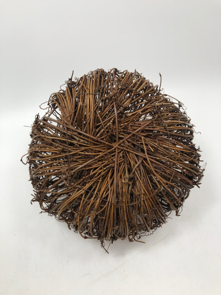 TWIG PUMPKIN W/METAL LEAVES.