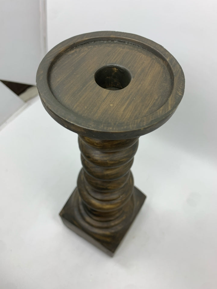 TALL SPINDLE CANDLE HOLDER.