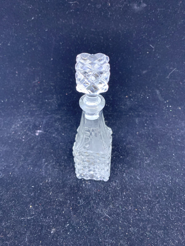 SMALL DECANTER WITH SQUARE LID.
