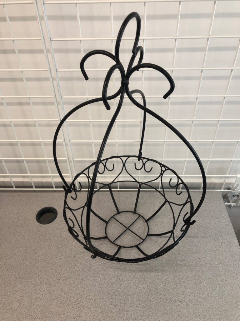 BLACK METAL HANGING PLANTER.