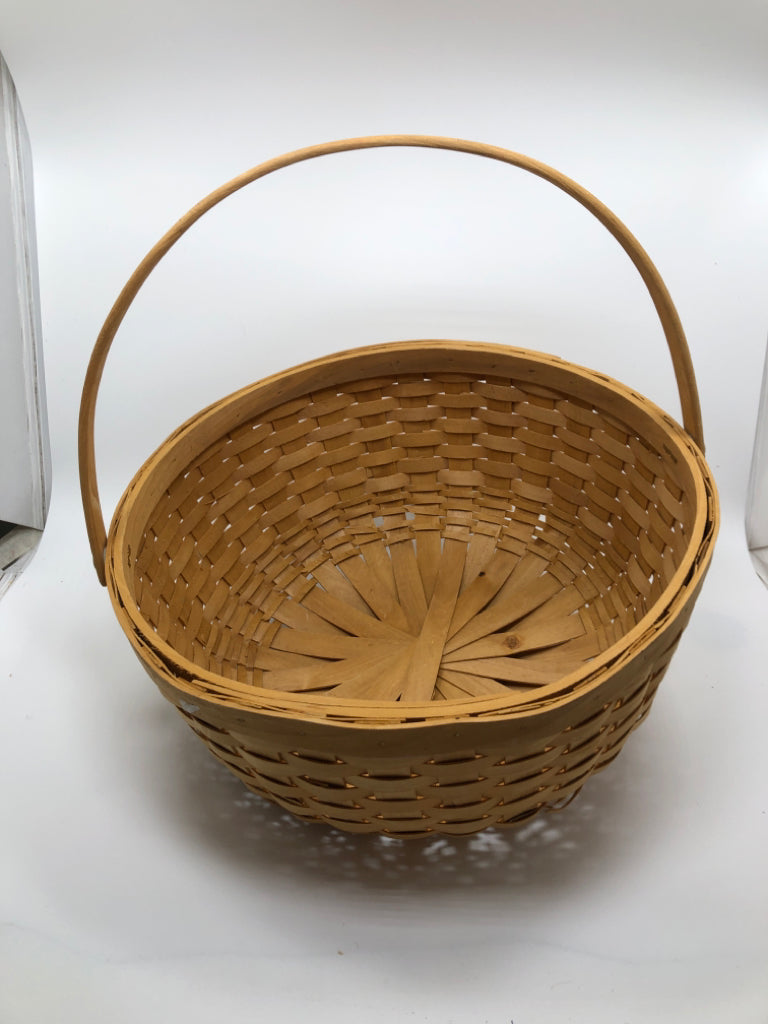 WOVEN WICKER BASKET BOWL W/HANDLE.