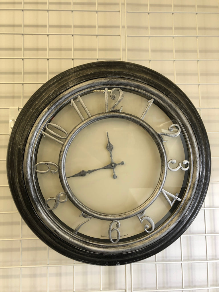 GREY DISTRESSED CIRCLE CLOCK.