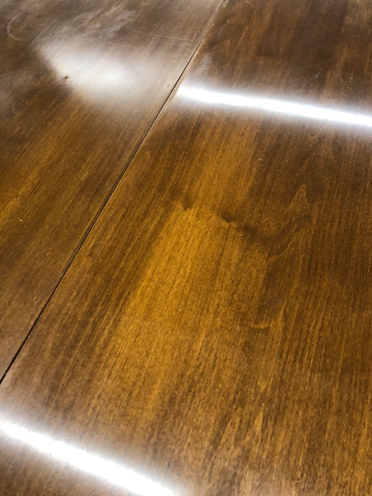 VTG STYLE LIGHT-WOOD DINING ROOM TABLE W/LEAF & 6 CHAIRS.