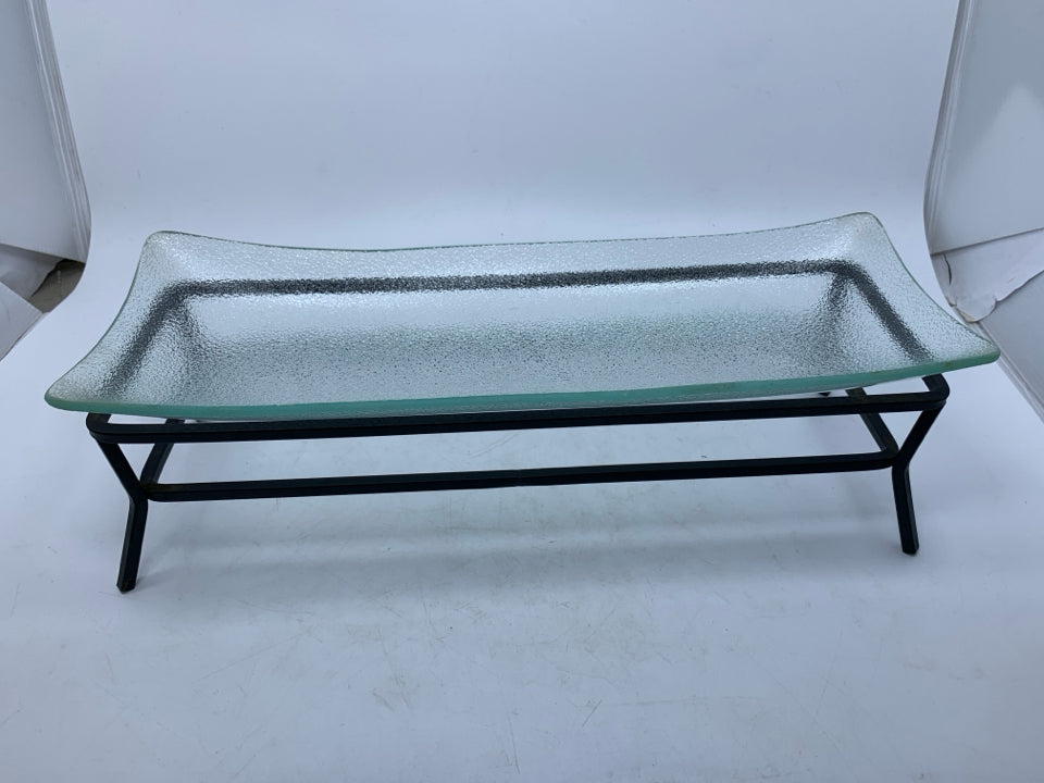 BLACK METAL BASE W/ RECTANGLE TEXTURED GLASS.